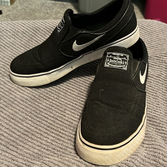 Youth 6 or Women’s 7.5 Nike Skater Shoes - Picture 5 of 5